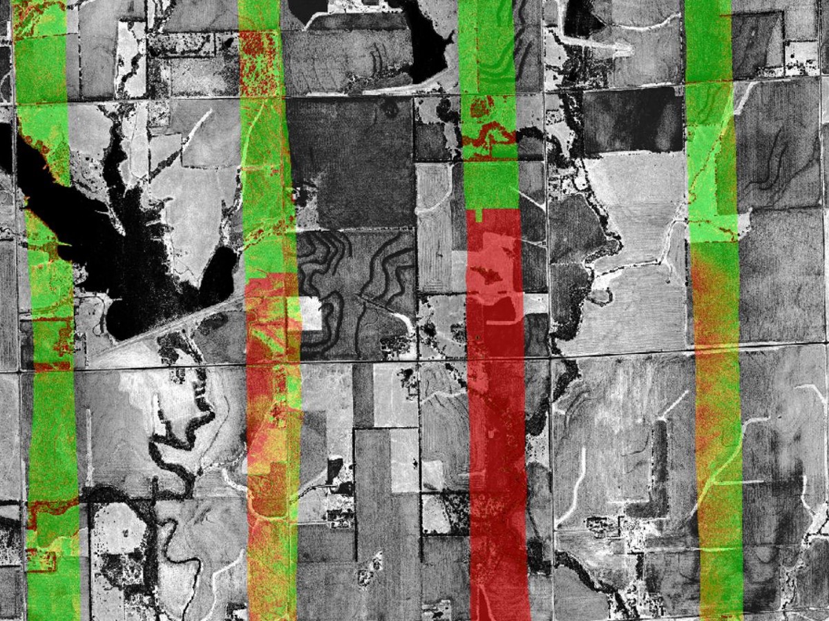 Swath separation image showing height differences between overlapping LiDAR swaths in green, yellow, and red, with a band of red marking a vertical offset in the central overlap